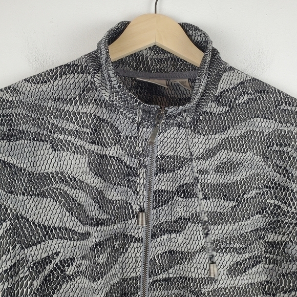 Chico's Zenergy Jacket Womens 2 US 12 Large Gray Snakeprint Full Zip Mockneck - Picture 11 of 12